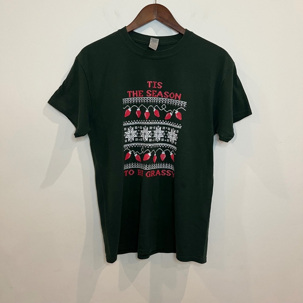 Gildan DryBlend Tis The Season To Be Grassy Christmas T-Shirt Green Mens Medium